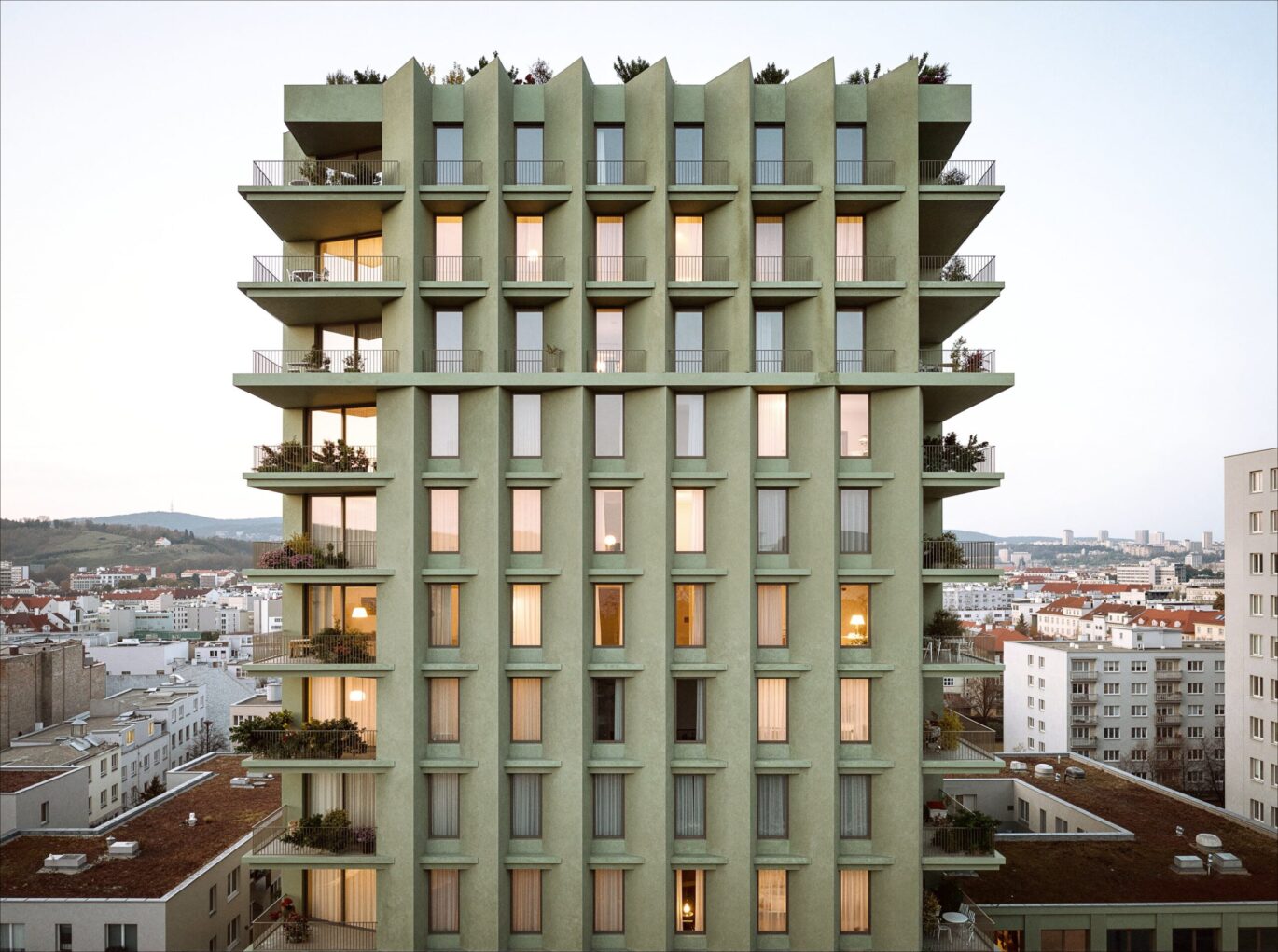 Detail fasády bloku Nové Dvory s pravidelným rastrem oken a systémem lodžií, návrh od architektů z MA Studia