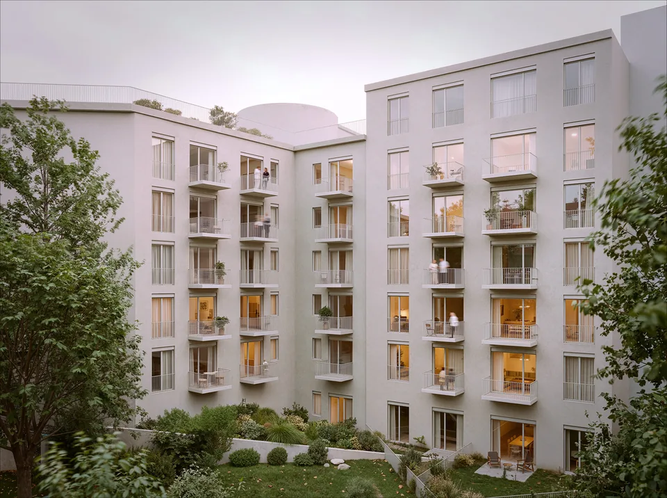 Vnitroblok bytového domu Primátorská v pražské Libni s balkony, zelení a zahradou za soumraku, návrh od architektů z MA Studia